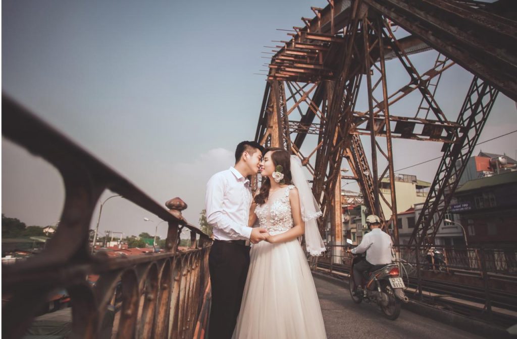 Chụp ảnh cưới tại Cầu Long Biên