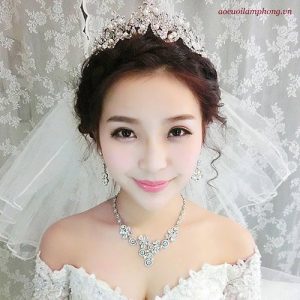 Cô dâu xinh đẹp khi trang điểm 