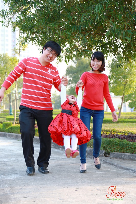 Chụp ảnh gia đình 3 người có con nhỏ tại Hà Nội