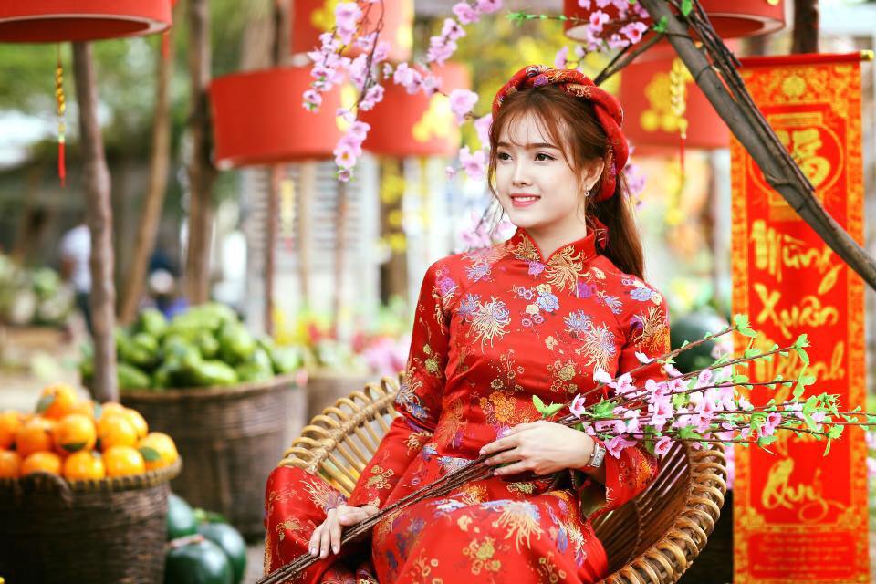 Hoa hậu Đỗ Thị Hà diện yếm đỏ quyến rũ trong bộ ảnh Tết | VTV.VN